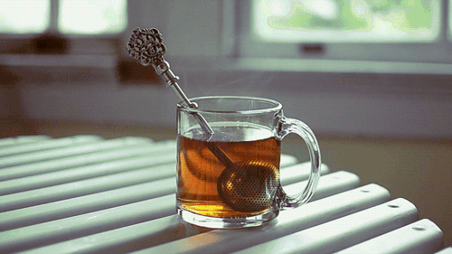 Jak szybko schłodzić gorącą herbatę? – Wystarczy wejść na Facebooka. Moment i herbata jest chłodna 