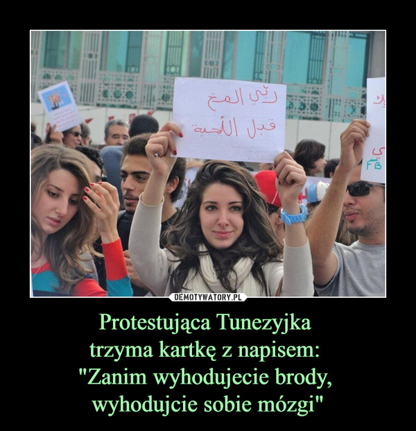Protestująca Tunezyjka trzyma kartkę z napisem: "Zanim wyhodujecie brody, wyhodujcie sobie mózgi" –  
