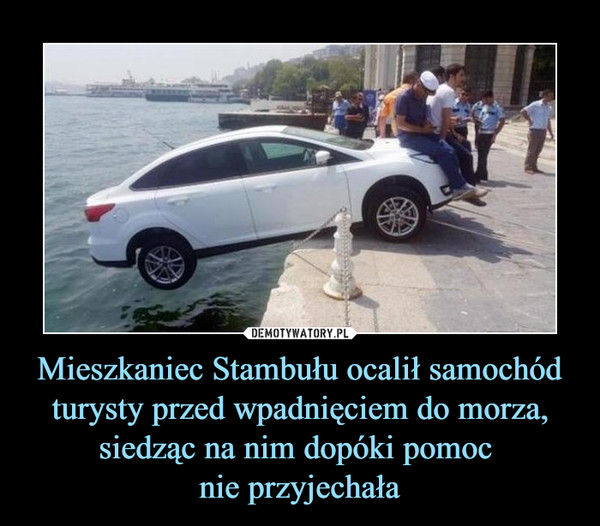 Mieszkaniec Stambułu ocalił samochód turysty przed wpadnięciem do morza, siedząc na nim dopóki pomoc nie przyjechała –  