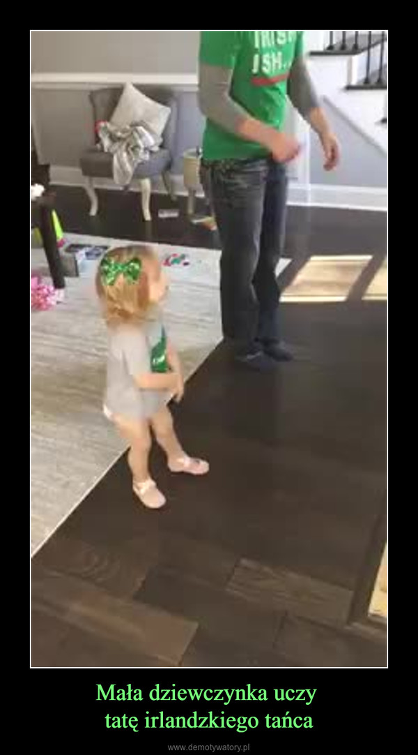 Mała dziewczynka uczy tatę irlandzkiego tańca –  