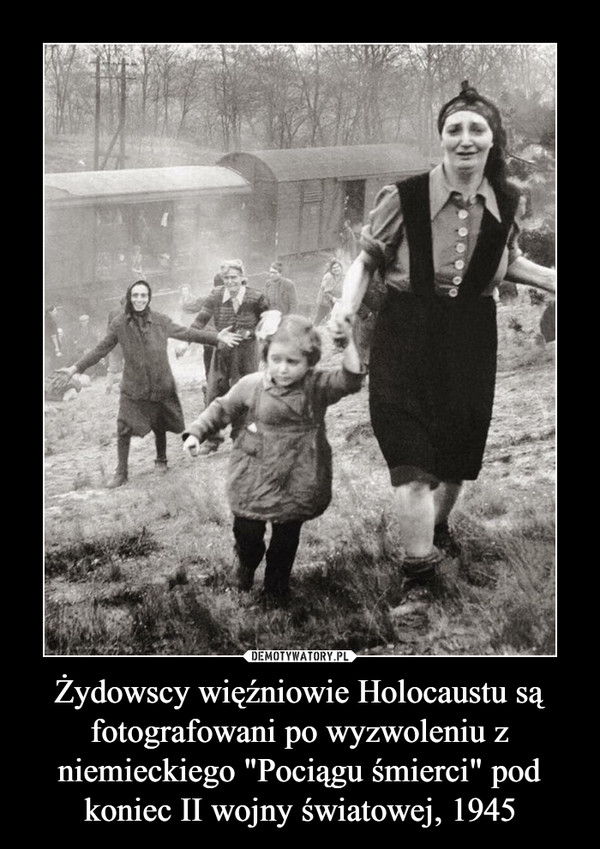 Żydowscy więźniowie Holocaustu są fotografowani po wyzwoleniu z niemieckiego "Pociągu śmierci" pod koniec II wojny światowej, 1945 –  