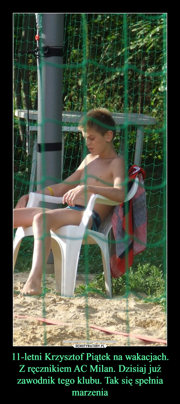 11-letni Krzysztof Piątek na wakacjach. Z ręcznikiem AC Milan. Dzisiaj już zawodnik tego klubu. Tak się spełnia marzenia –  