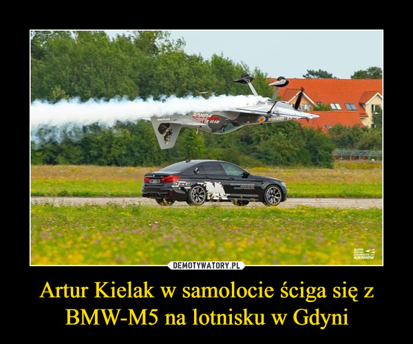 Artur Kielak w samolocie ściga się z BMW-M5 na lotnisku w Gdyni –  