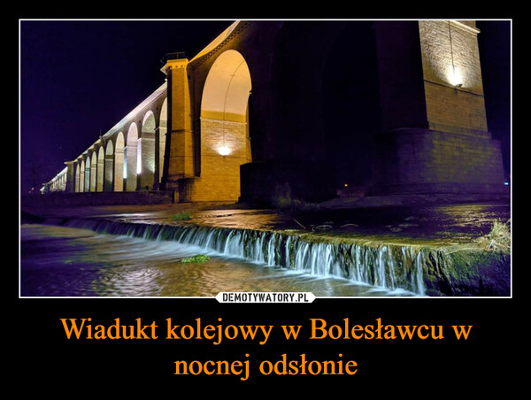 Wiadukt kolejowy w Bolesławcu w nocnej odsłonie –  