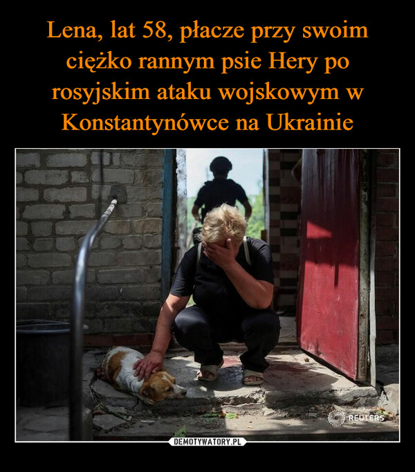 Lena, lat 58, płacze przy swoim ciężko rannym psie Hery po rosyjskim ataku wojskowym w Konstantynówce na Ukrainie
