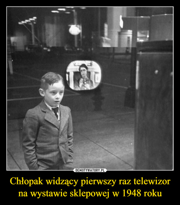 Chłopak widzący pierwszy raz telewizor na wystawie sklepowej w 1948 roku –  