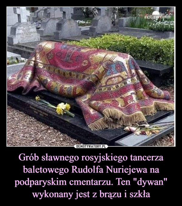 Grób sławnego rosyjskiego tancerza baletowego Rudolfa Nuriejewa na podparyskim cmentarzu. Ten "dywan" wykonany jest z brązu i szkła –  