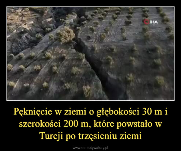 Pęknięcie w ziemi o głębokości 30 m i szerokości 200 m, które powstało w Turcji po trzęsieniu ziemi –  